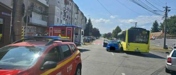 Sibiu: Patru tineri răniți în urma unui accident între un autobuz și un autoturism condus de o șoferiță de 18 ani