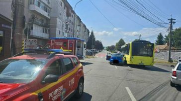 Sibiu: Patru tineri răniți în urma unui accident între un autobuz și un autoturism condus de o șoferiță de 18 ani