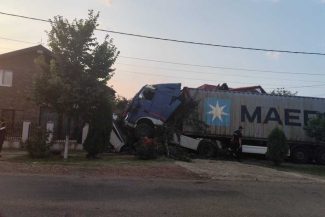Vaslui: Un TIR scăpat de sub control a provocat distrugeri în două gospodării, la Berezeni