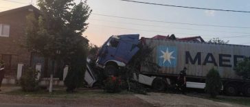Vaslui: Un TIR scăpat de sub control a provocat distrugeri în două gospodării, la Berezeni