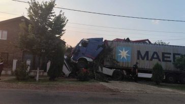 Vaslui: Un TIR scăpat de sub control a provocat distrugeri în două gospodării, la Berezeni