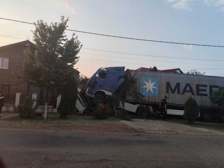 Vaslui: Un TIR scăpat de sub control a provocat distrugeri în două gospodării, la Berezeni