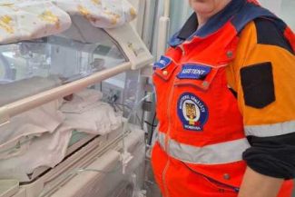 Botoșani: Naștere asistată de echipajul de pe ambulanță; nou-născutul și mama au fost transportați ulterior la maternitate