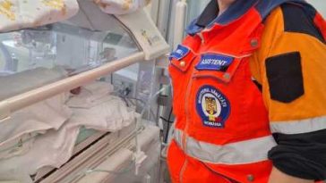 Botoșani: Naștere asistată de echipajul de pe ambulanță; nou-născutul și mama au fost transportați ulterior la maternitate