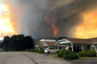 Incendiu forestier de proporții în vestul Canadei: 20.000 de persoane evacuate, stare de urgență
