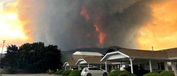 Incendiu forestier de proporții în vestul Canadei: 20.000 de persoane evacuate, stare de urgență
