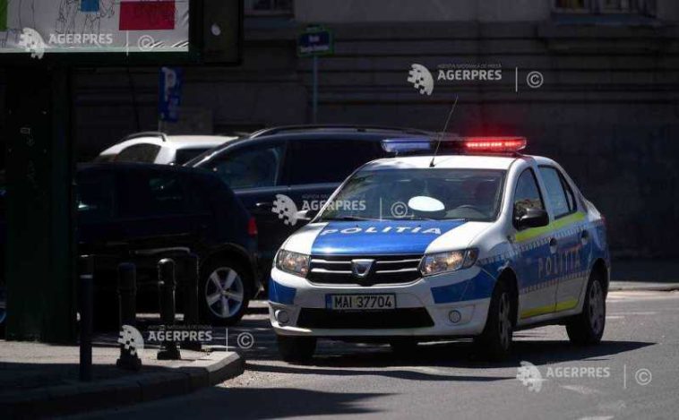 VIDEO Trei bărbați, arestați după ce au șantajat o femeie în legătură cu un telefon furat
