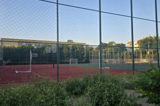 Buzău: Școli amenințate cu amenzi pentru că interzic sau restricționează vara accesul elevilor pe terenurile de sport