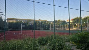 Buzău: Școli amenințate cu amenzi pentru că interzic sau restricționează vara accesul elevilor pe terenurile de sport