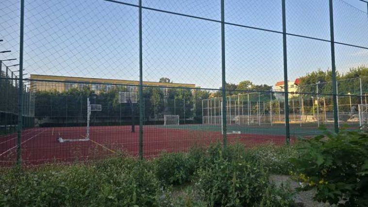 Buzău: Școli amenințate cu amenzi pentru că interzic sau restricționează vara accesul elevilor pe terenurile de sport