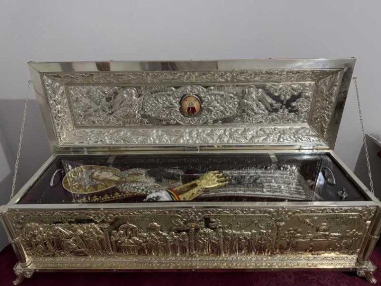 Argeș: Racla cu moaștele Sfintei Filofteia și ale Sfântului Ioanichie cel Nou, dusă în procesiune la Târgoviște