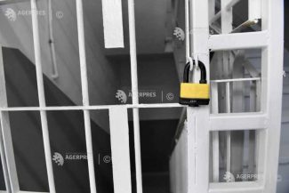 Procuror reținut după ce a tras cu o armă letală în timp ce era imobilizat de polițiști