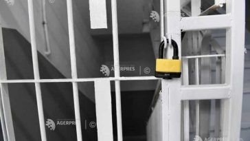 Procuror reținut după ce a tras cu o armă letală în timp ce era imobilizat de polițiști