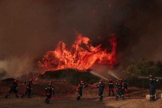 Grecia/ Un nou incendiu de vegetație în apropiere de Atena; un sat a fost evacuat