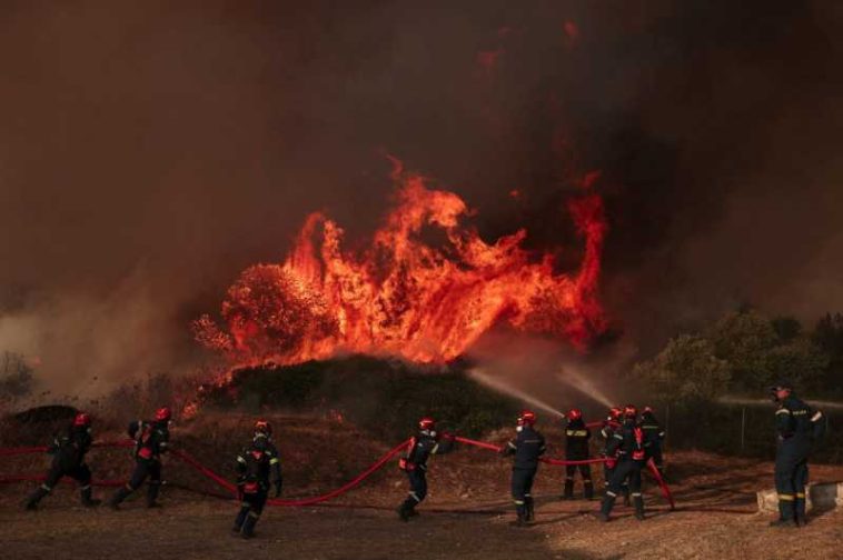 Grecia/ Un nou incendiu de vegetație în apropiere de Atena; un sat a fost evacuat
