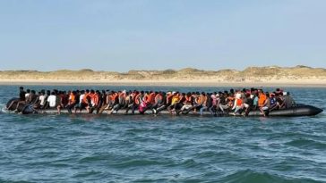 O ambarcațiune cu 230 de migranți la bord a traversat Canalul Mânecii, un număr record pentru o singură traversare