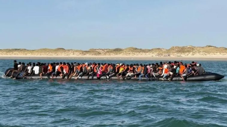 O ambarcațiune cu 230 de migranți la bord a traversat Canalul Mânecii, un număr record pentru o singură traversare