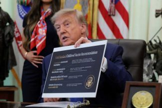 Trump a semnat un nou ordin executiv vizând reducerea numărului de vaccinuri recomandate copiilor