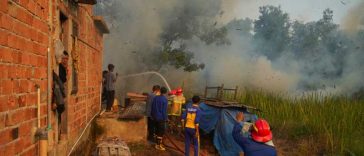 Indonezia/ Școli închise și mii de pompieri mobilizați pentru stingerea incendiilor forestiere