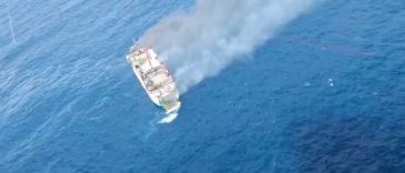 Indonezia/ Aproximativ 100 de pasageri, salvați de pe un feribot care a luat foc în largul insulei Bali