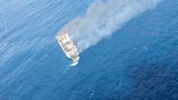 Indonezia/ Aproximativ 100 de pasageri, salvați de pe un feribot care a luat foc în largul insulei Bali