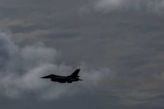 Un avion F-16 s-a prăbușit în timpul unui zbor de antrenament în Turcia; pilotul a supraviețuit