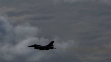 Un avion F-16 s-a prăbușit în timpul unui zbor de antrenament în Turcia; pilotul a supraviețuit