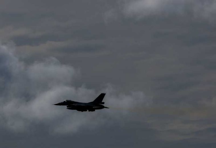 Un avion F-16 s-a prăbușit în timpul unui zbor de antrenament în Turcia; pilotul a supraviețuit