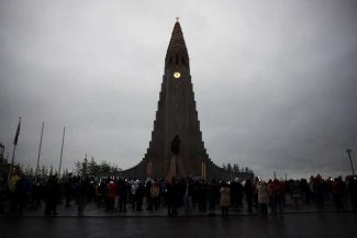 Eclipsa solară totală a început în Europa; Islanda a plonjat deja în obscuritate
