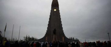 Eclipsa solară totală a început în Europa; Islanda a plonjat deja în obscuritate
