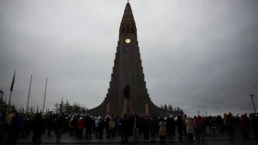 Eclipsa solară totală a început în Europa; Islanda a plonjat deja în obscuritate