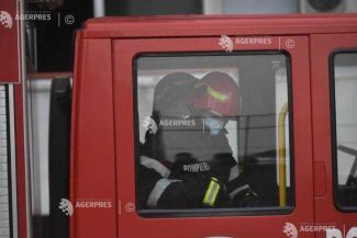 Vâlcea: Mașină blocată într-un pasaj inundat în municipiul Râmnic; pompierii au evacuat două persoane