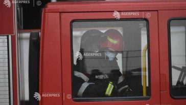 Vâlcea: Mașină blocată într-un pasaj inundat în municipiul Râmnic; pompierii au evacuat două persoane