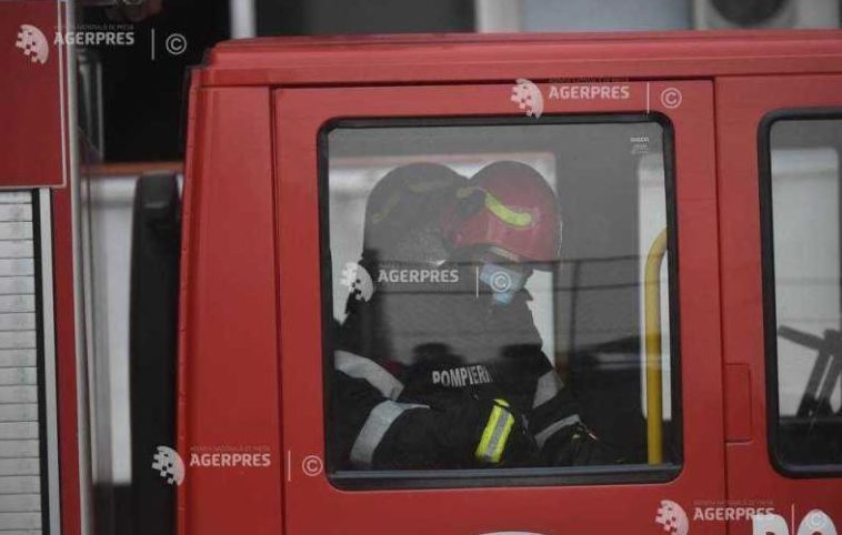Vâlcea: Mașină blocată într-un pasaj inundat în municipiul Râmnic; pompierii au evacuat două persoane