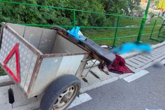Suceava: Un bărbat a murit și două femei au fost rănite după ce s-au răsturnat cu un motocultor cu remorcă