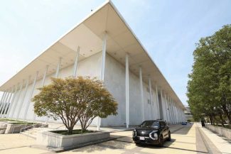 Centrul Kennedy ignoră justiția din SUA și decide să mențină numele lui Trump pe fațadă