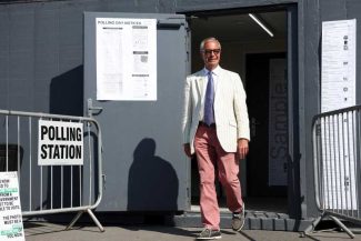 Marea Britanie: Nigel Farage, reales cu lejeritate deputat la un scrutin local în fața candidatului satiric Count Binface