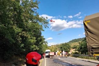 UPDATE Mureș: Trei morți și patru răniți în urma unui accident cu trei autoturisme și un autocamion militar