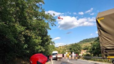 UPDATE Mureș: Trei morți și patru răniți în urma unui accident cu trei autoturisme și un autocamion militar