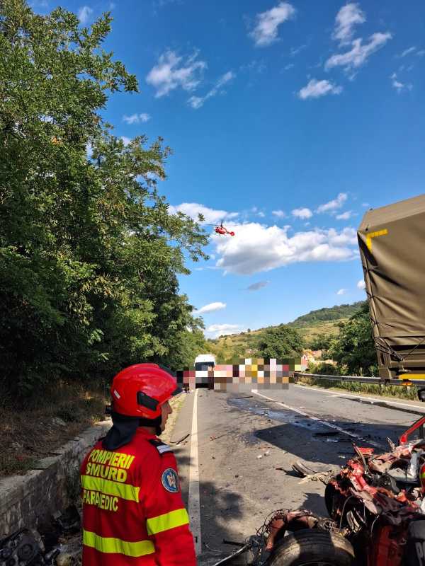 UPDATE Mureș: Trei morți și patru răniți în urma unui accident cu trei autoturisme și un autocamion militar