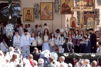 Suceava: Elevii cu cele mai bune rezultate la Evaluarea Națională și Bacalaureat, premiați la hramul Mănăstirii Putna