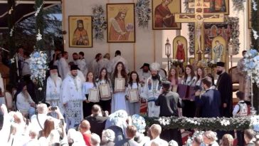 Suceava: Elevii cu cele mai bune rezultate la Evaluarea Națională și Bacalaureat, premiați la hramul Mănăstirii Putna