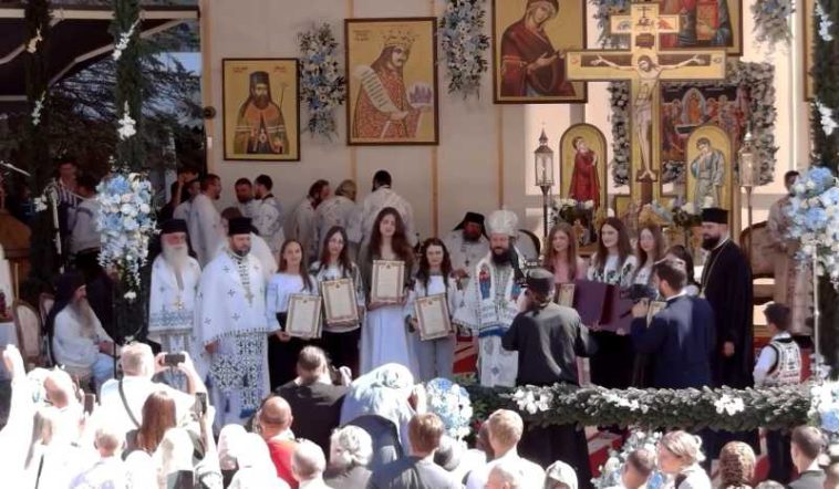 Suceava: Elevii cu cele mai bune rezultate la Evaluarea Națională și Bacalaureat, premiați la hramul Mănăstirii Putna