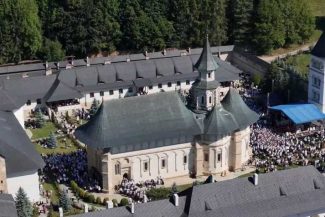 Suceava: Mii de oameni au participat la hramul Mănăstirii Putna, de Adormirea Maicii Domnului