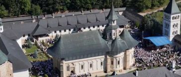 Suceava: Mii de oameni au participat la hramul Mănăstirii Putna, de Adormirea Maicii Domnului