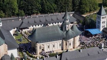 Suceava: Mii de oameni au participat la hramul Mănăstirii Putna, de Adormirea Maicii Domnului