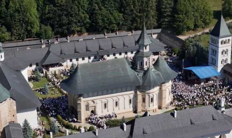 Suceava: Mii de oameni au participat la hramul Mănăstirii Putna, de Adormirea Maicii Domnului