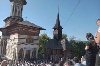 Maramureș: Mii de pelerini la hramul Mănăstirii Rohia; lăcașul de cult a marcat 100 de ani de viață monahală