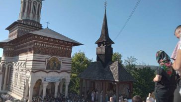 Maramureș: Mii de pelerini la hramul Mănăstirii Rohia; lăcașul de cult a marcat 100 de ani de viață monahală