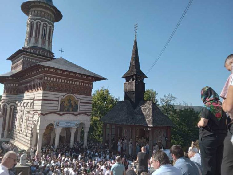 Maramureș: Mii de pelerini la hramul Mănăstirii Rohia; lăcașul de cult a marcat 100 de ani de viață monahală